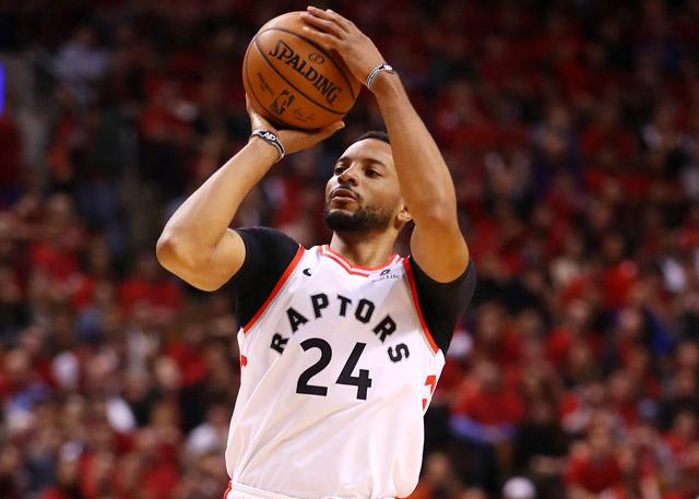 球迷翘首以 球迷翘首以